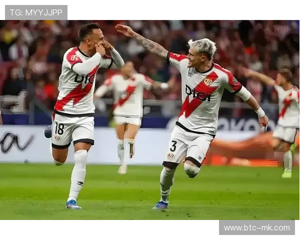 莱万特开场远射中框，瓦伦西亚门将化解险情